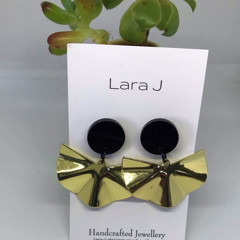 Gold waving bottom earrings with black top