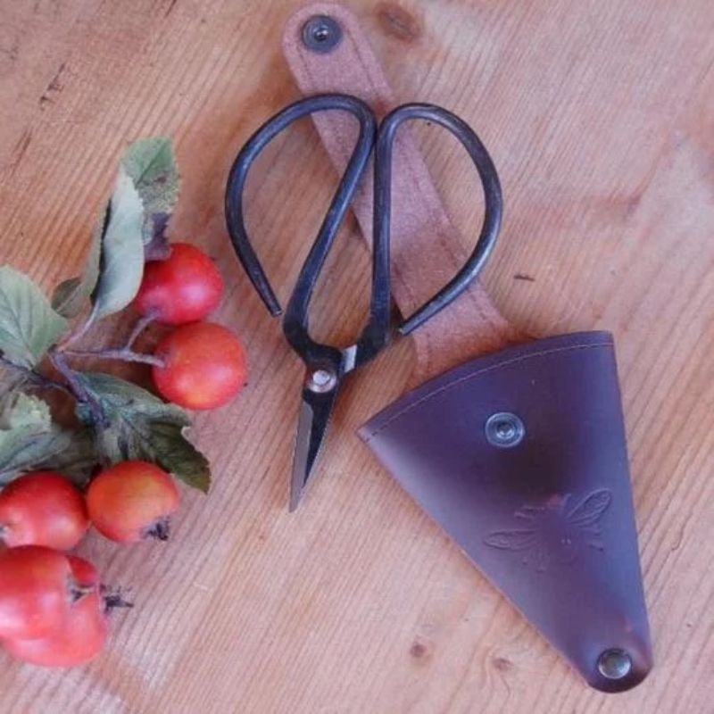 garden scissors with leather pouch